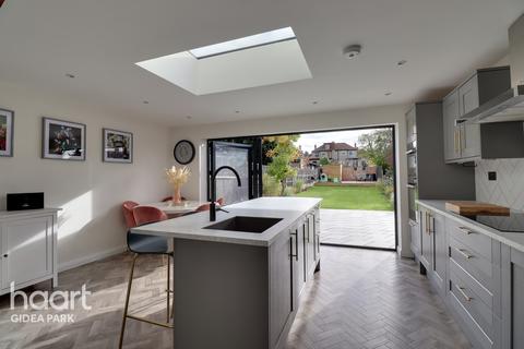 26 Marshalls Drive, Romford, RM1 4JT