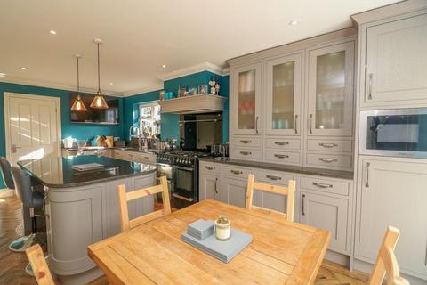 5 Arnolds Way, Rochford, SS4 3HW