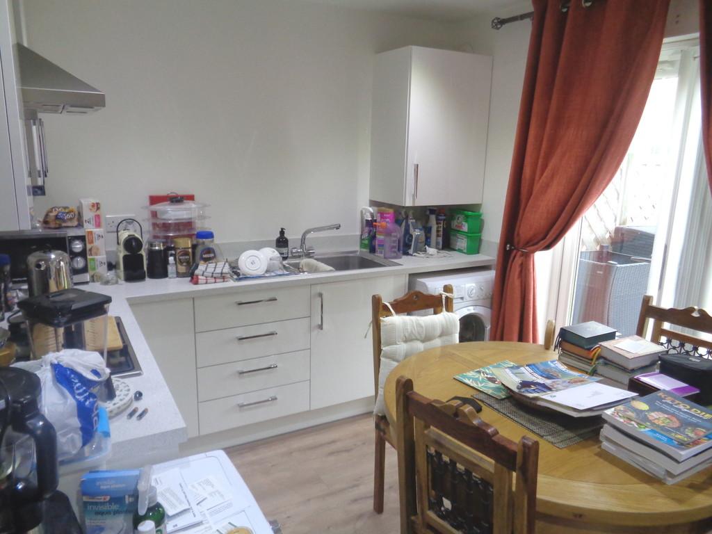 Hamlet Drive, Kingswood 2 bed end of terrace house £139,950