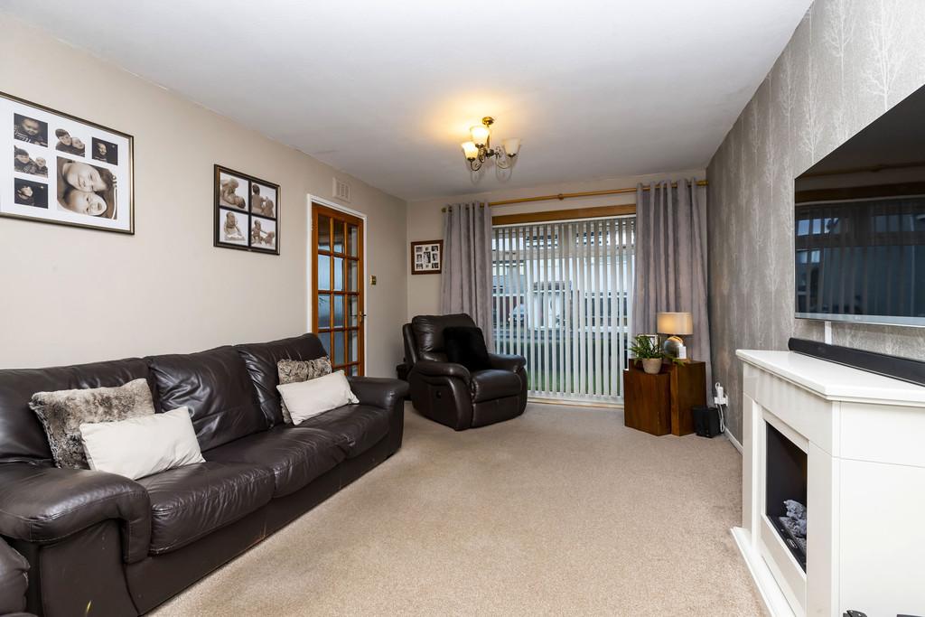 Pinewood Avenue, Lenzie 3 bed semidetached house £215,000