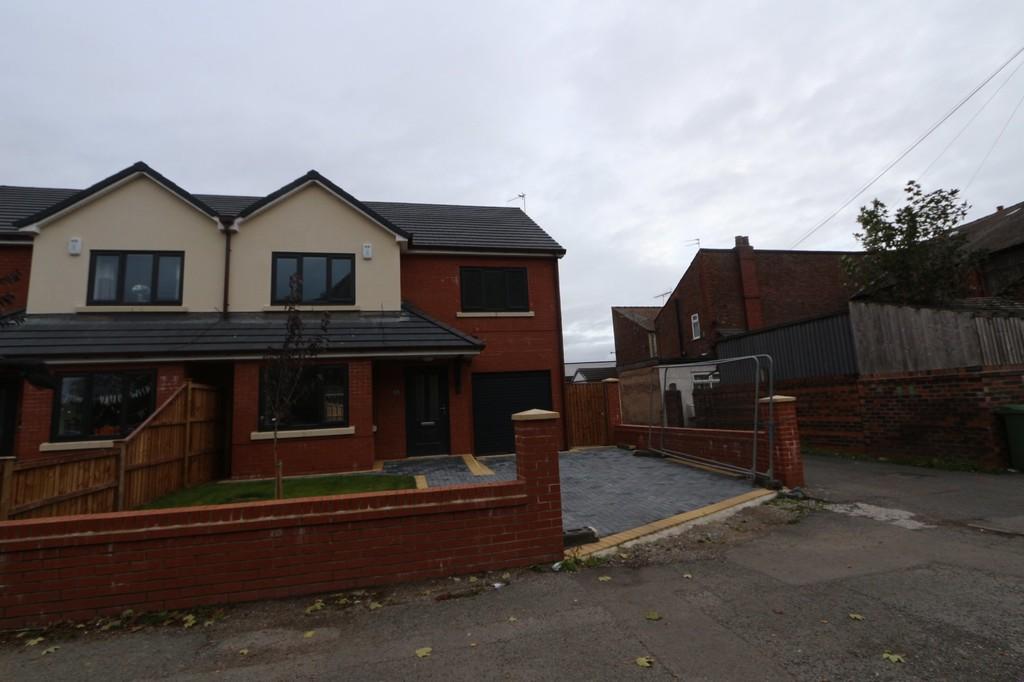 2 Astley Road Irlam Manchester 4 bed semidetached house £1,400 pcm