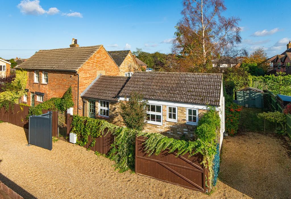 The Leys, Langford, Biggleswade, SG18 3 bed semidetached house £430,000