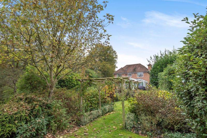 Staceys Meadow, Elstead 5 bed detached house - £1,175,000