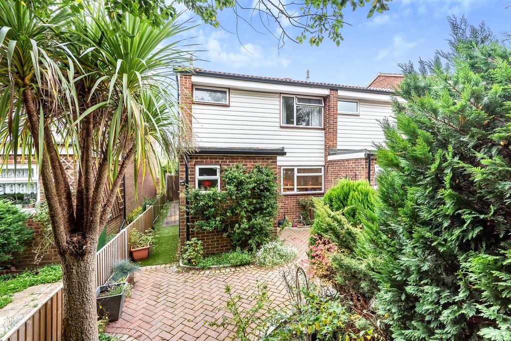 Conyers Close, Hersham, WaltonOnThames 3 bed semidetached house £
