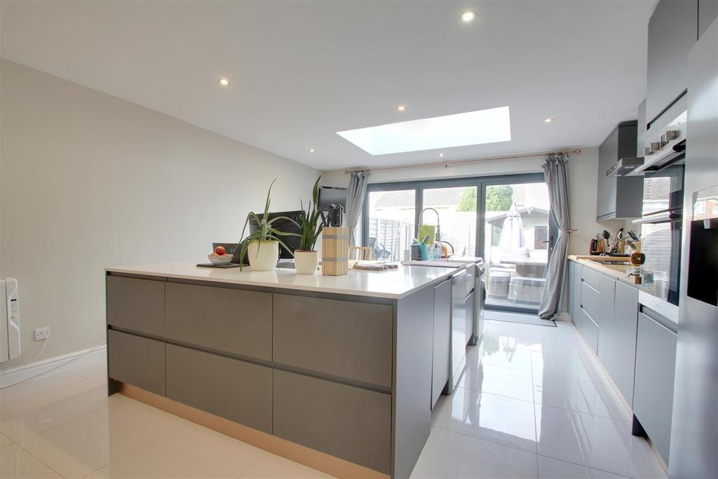 Hudson Close, Worthing 3 bed end of terrace house £350,000