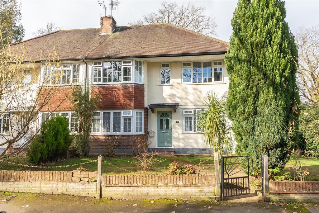 Castleview Road, Weybridge 2 bed £1,350 pcm (£312 pw)