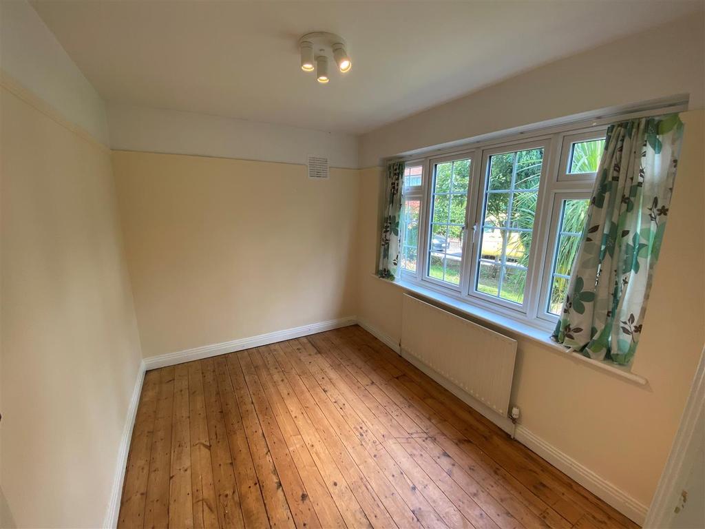 Castleview Road, Weybridge 2 bed £1,350 pcm (£312 pw)