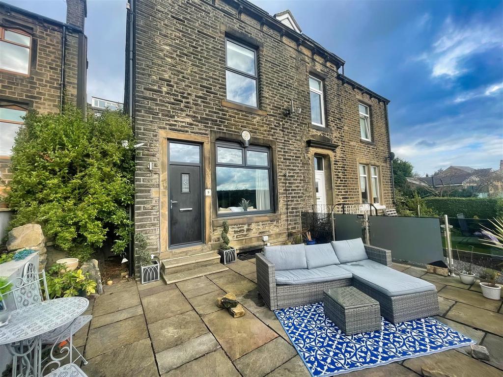 Briscoe Lane, Greetland, Halifax 4 bed semidetached house £270,000