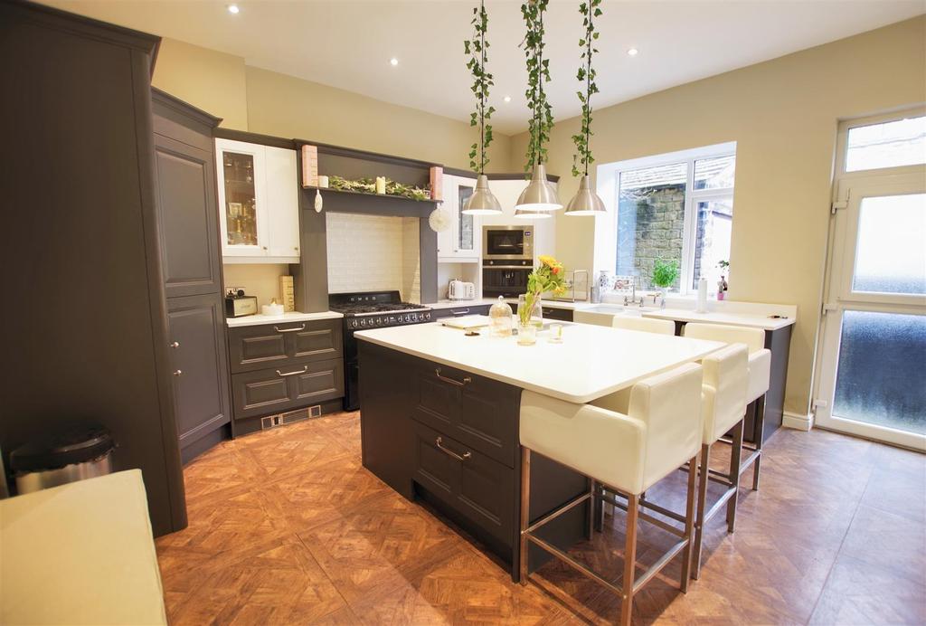 Briscoe Lane, Greetland, Halifax 4 bed semidetached house £270,000