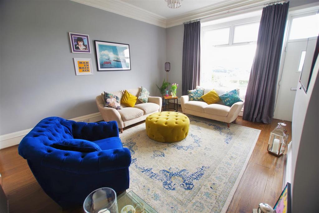 Briscoe Lane, Greetland, Halifax 4 bed semidetached house £270,000