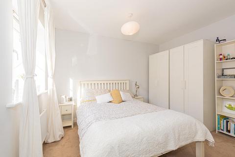 18 Winter Close, Epsom, KT17 1AH
