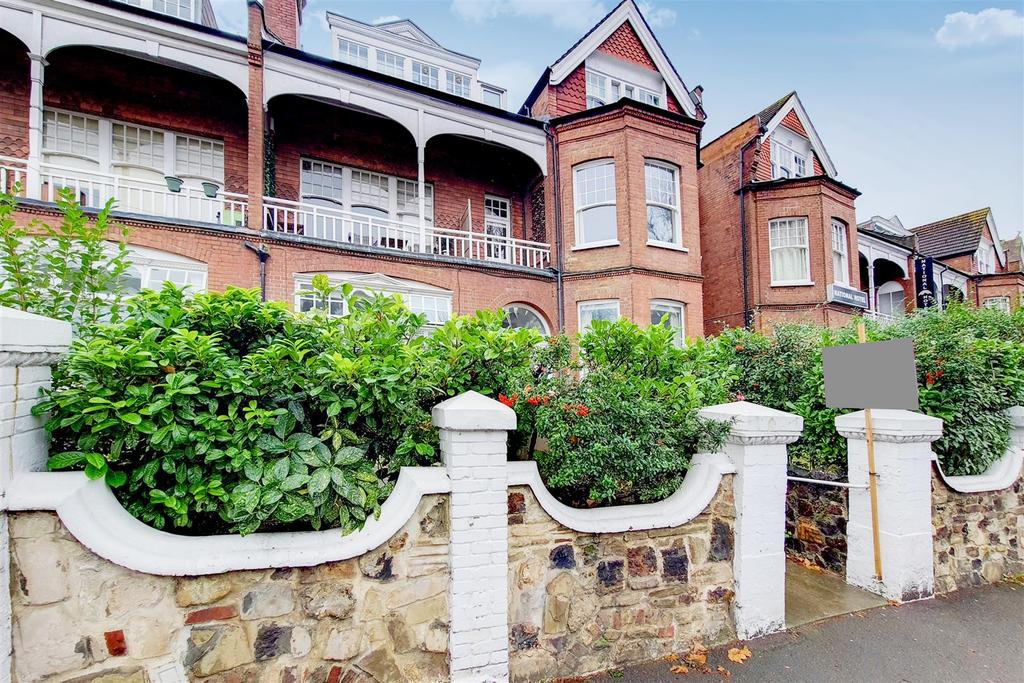 Queens Avenue, Muswell Hill, N10 3 bed flat £550,000