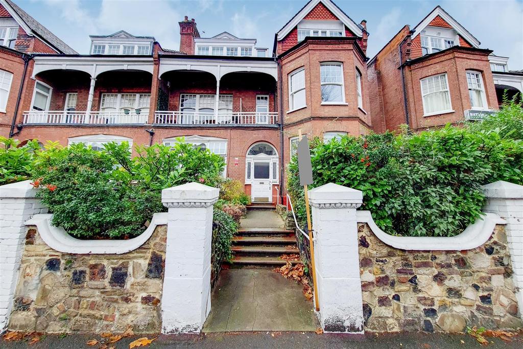 Queens Avenue, Muswell Hill, N10 3 bed flat £550,000