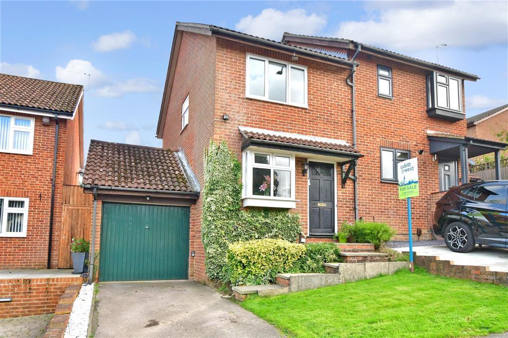 Farnham Close, Crawley, West Sussex 2 bed semidetached house £325,000