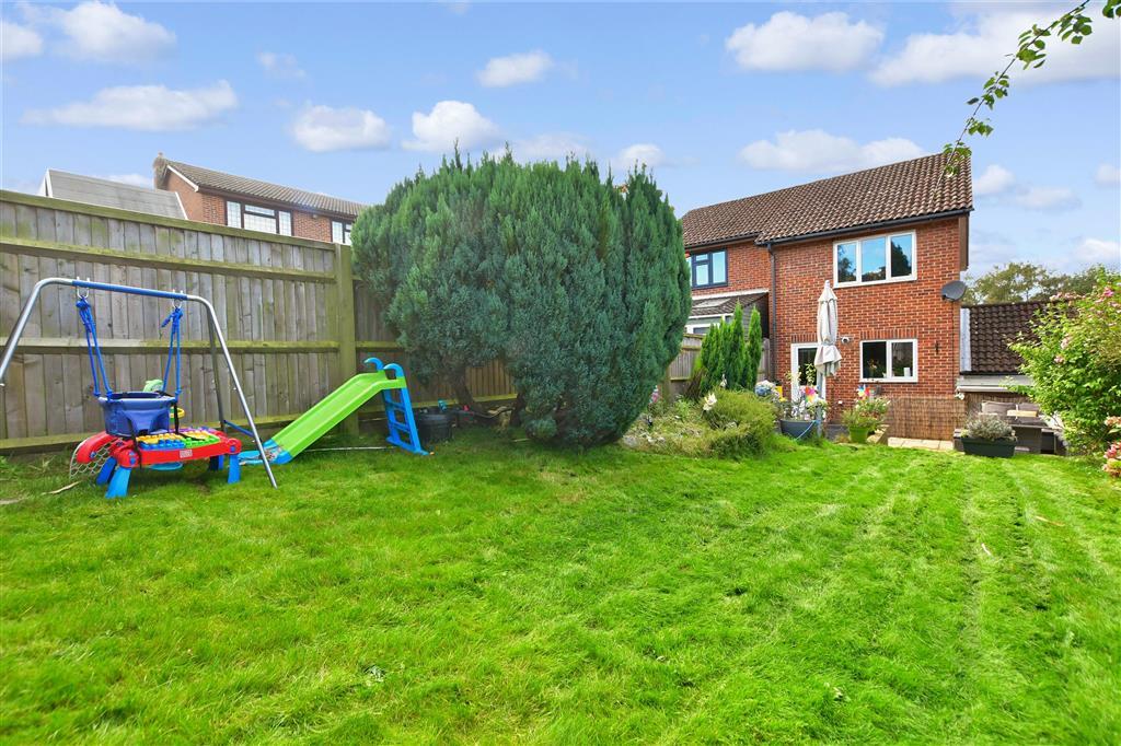 Farnham Close, Crawley, West Sussex 2 bed semidetached house £325,000