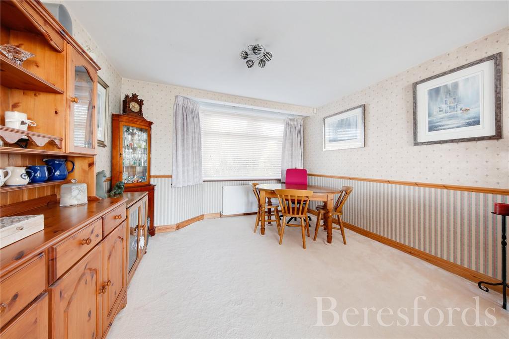 Shepherds Hill, Romford, RM3 3 bed semidetached house £520,000