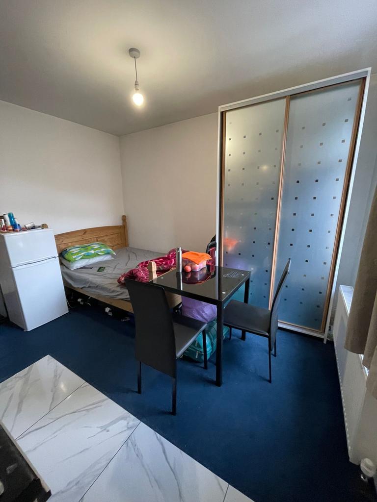 HOUNSLOW, TW3 Studio £800 pcm (£185 pw)