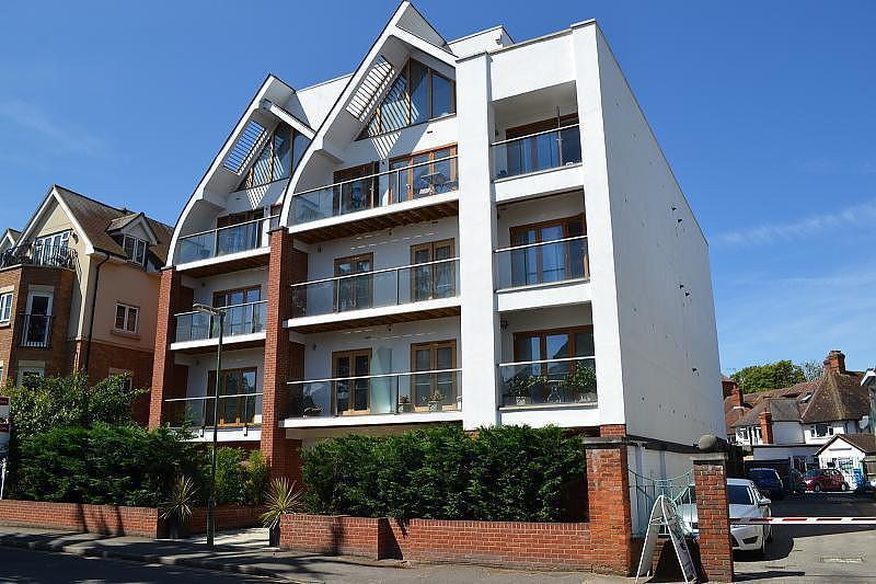 Wentworth House, Pyrford Road, West Byfleet, KT14 2 bed flat £349,950