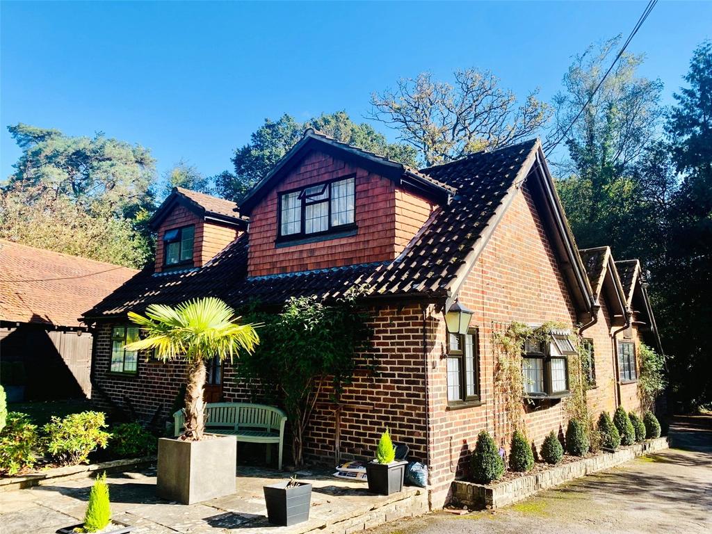 Chilworth Road, Chilworth, Southampton, Hampshire, SO16 2 bed detached