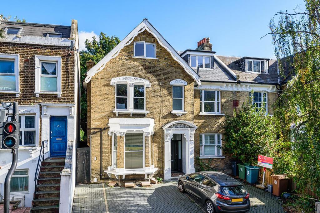 Lewisham Road, Lewisham 2 bed flat £500,000