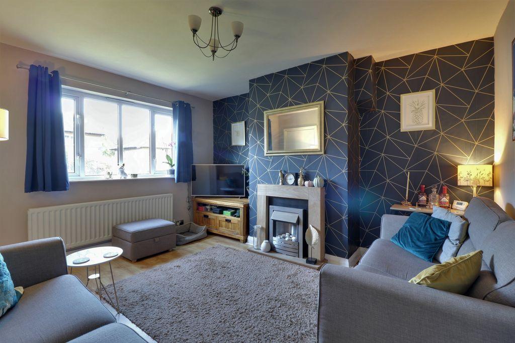 Ashenhurst Avenue, Huddersfield HD4 6PX 2 bed end of terrace house £