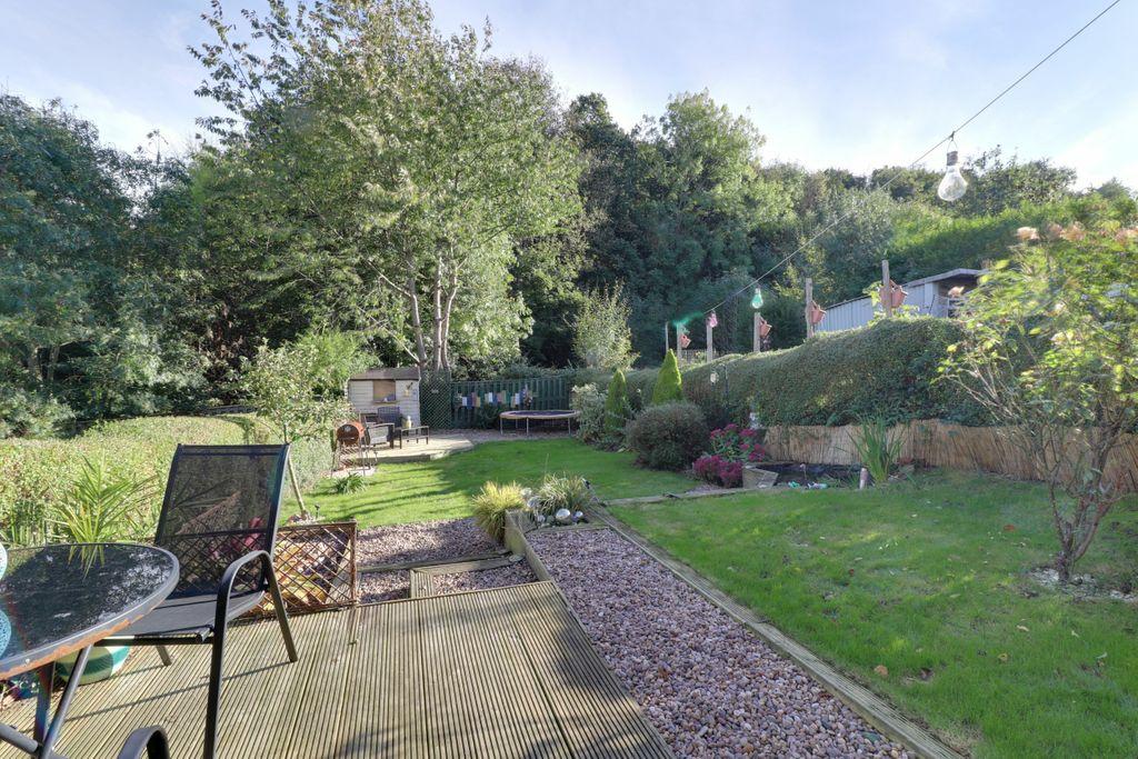 Ashenhurst Avenue, Huddersfield HD4 6PX 2 bed end of terrace house £