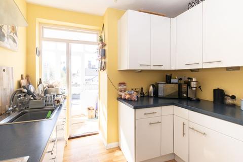 Flat 2, 1 Bank View, Leeds, LS7 2EX