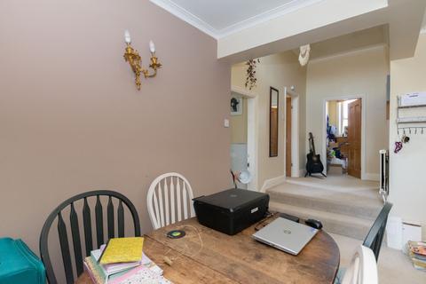 Flat 2, 1 Bank View, Leeds, LS7 2EX