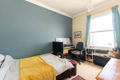 Flat 2, 1 Bank View, Leeds, LS7 2EX