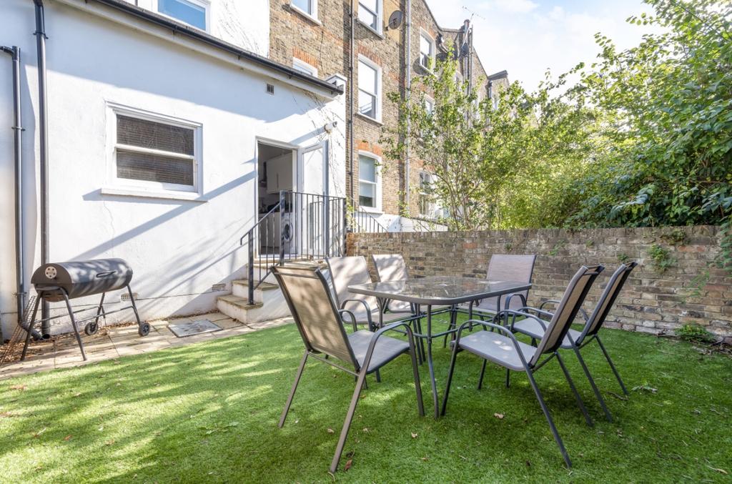 Hayter Road London SW2 2 bed flat £1,800 pcm (£415 pw)