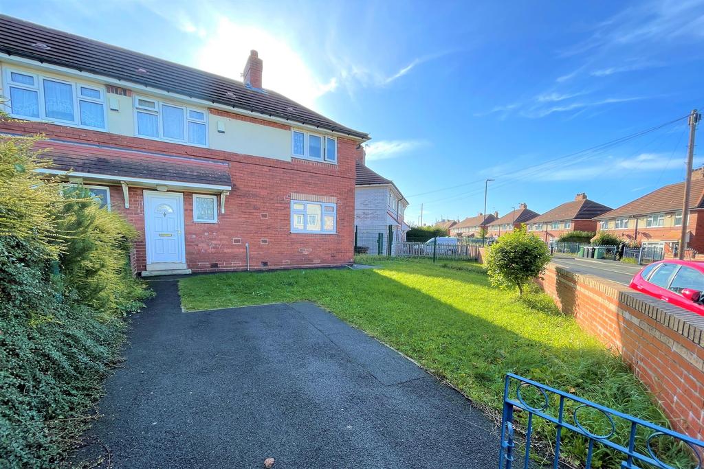 Kendal Drive, Leeds, West Yorkshire, LS15 0BR 2 bed semidetached house £700 pcm (£162 pw)