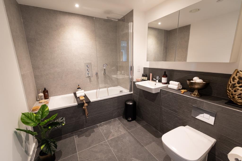 Leaside Lock - Bathroom 2