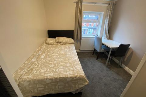 6 bedroom semi-detached house to rent, Newport View, Leeds LS6