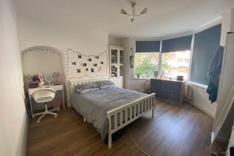 1 bedroom in a house share to rent, Room @ Court Way - Acton W3