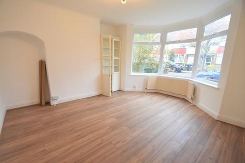 1 bedroom in a house share to rent, Room @ Court Way - Acton W3