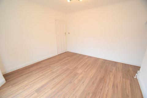 1 bedroom in a house share to rent, Room @ Court Way - Acton W3