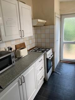 1 bedroom in a house share to rent, Room @ Court Way - Acton W3