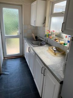 1 bedroom in a house share to rent, Room @ Court Way - Acton W3