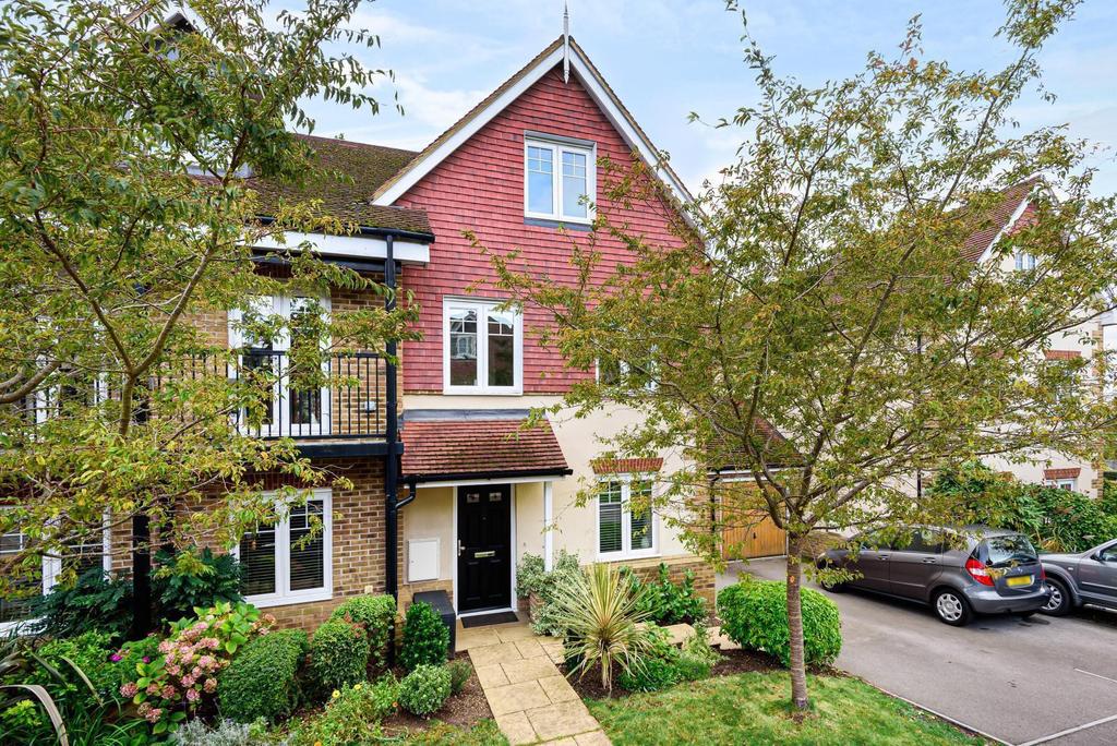 Halcyon Close, Oxshott, KT22 3 bed semidetached house £750,000