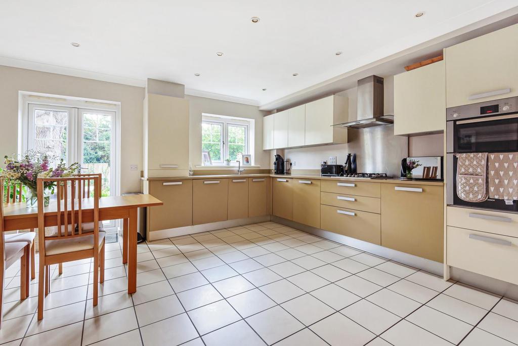 Halcyon Close, Oxshott, KT22 3 bed semidetached house £750,000