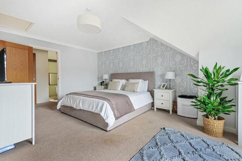 38 Halcyon Close, Oxshott, Leatherhead, KT22 0HA