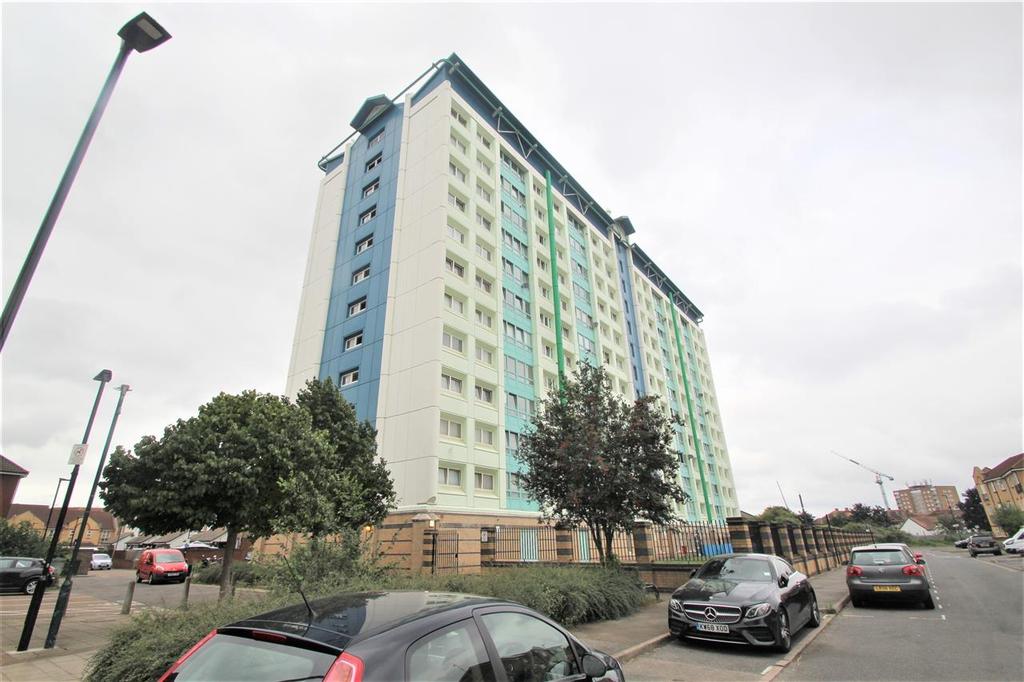 Hunter House, Hazel Grove, Feltham 2 bed apartment £1,175 pcm (£271 pw)