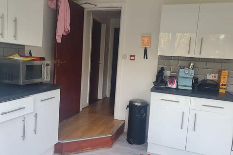 6 bedroom semi-detached house to rent, Ash Road, Leeds LS6