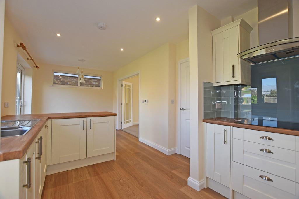 Greenview Drive, Towcester 3 bed detached house £1,300 pcm (£300 pw)