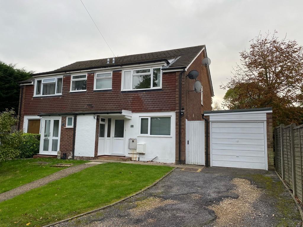 Foxfield Close, Northwood HA6 3NU 3 bed semidetached house £1,900