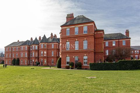 4 bedroom apartment to rent - Devonshire House, Repton Park, Woodford Green