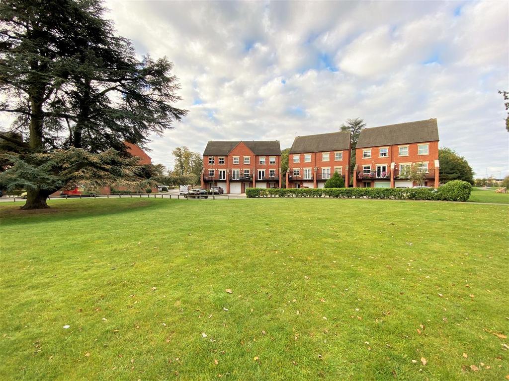 Cameron Lane, Fernwood, Newark 4 bed townhouse £230,000