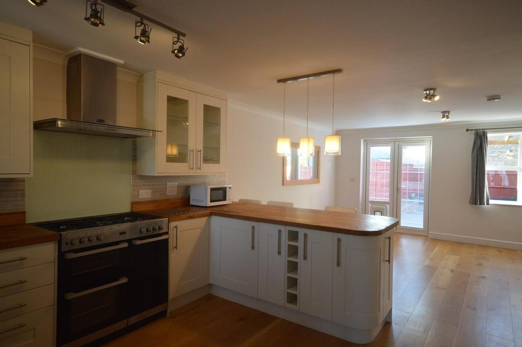 Mill Court, Ashford 3 bed terraced house £1,100 pcm (£254 pw)