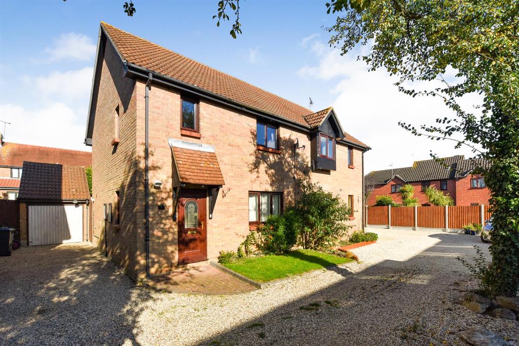 Carisbrooke Drive, South Woodham Ferrers, Chelmsford 3 bed semi