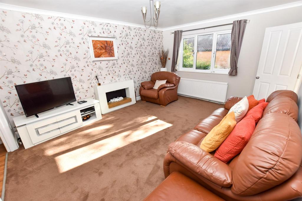 Carisbrooke Drive, South Woodham Ferrers, Chelmsford 3 bed semi ...